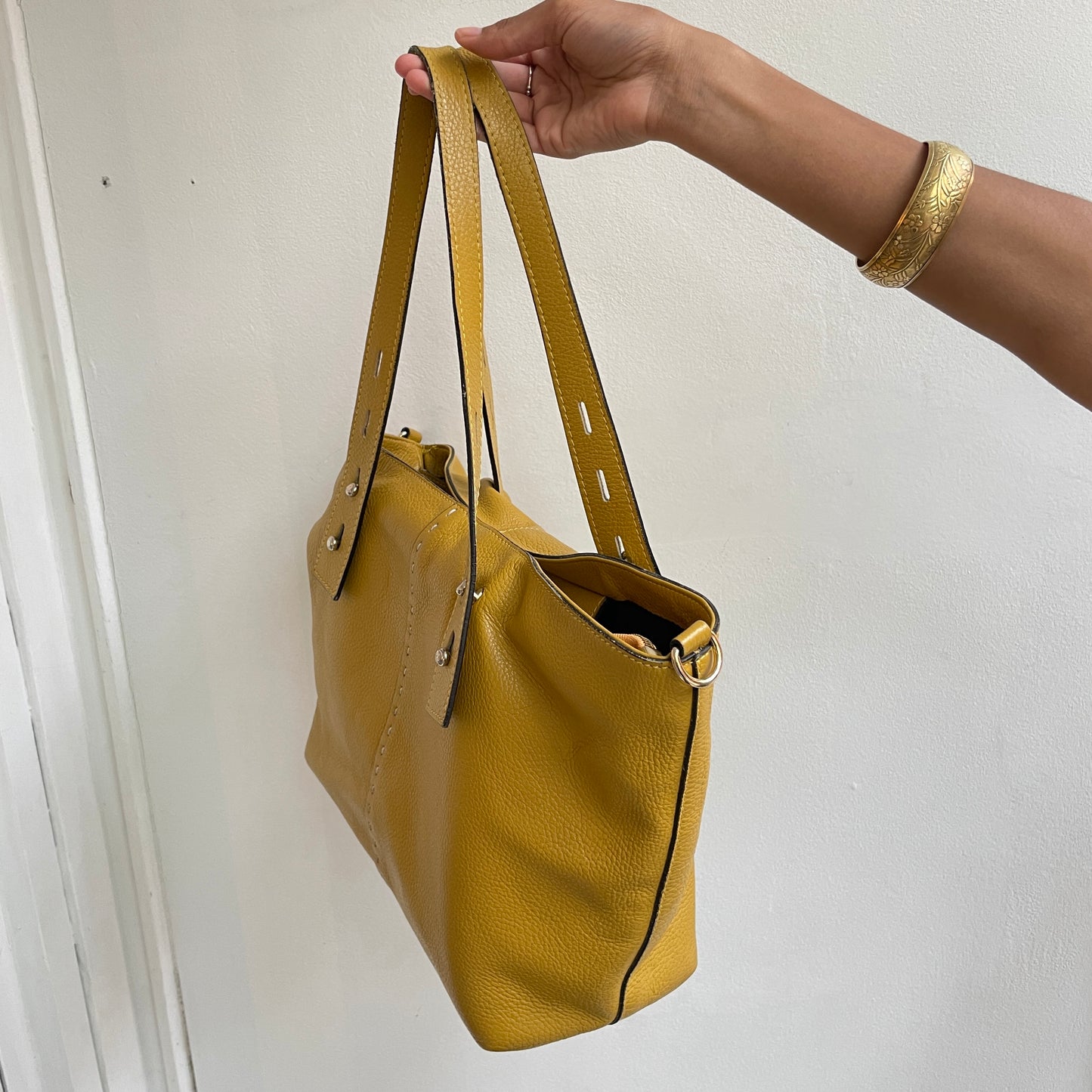 Gelbe Schultertasche