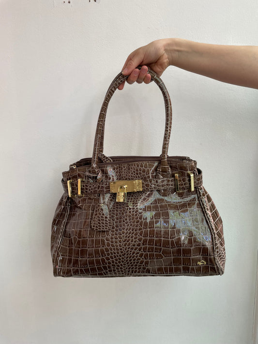 Glänzende Lacktasche