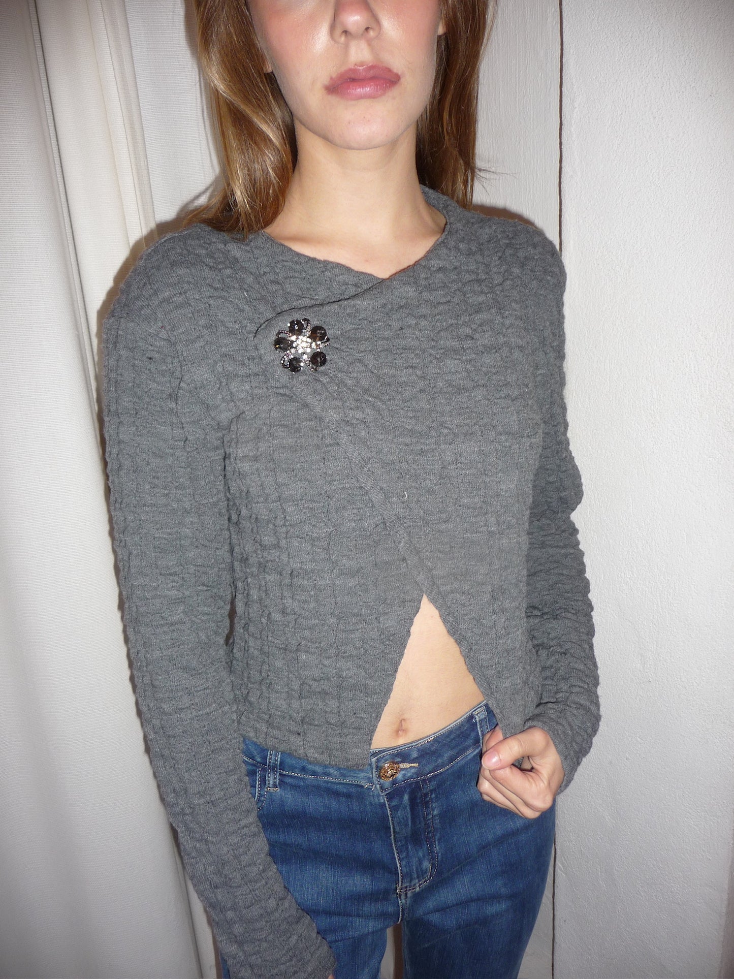 Pullover mit Brosche