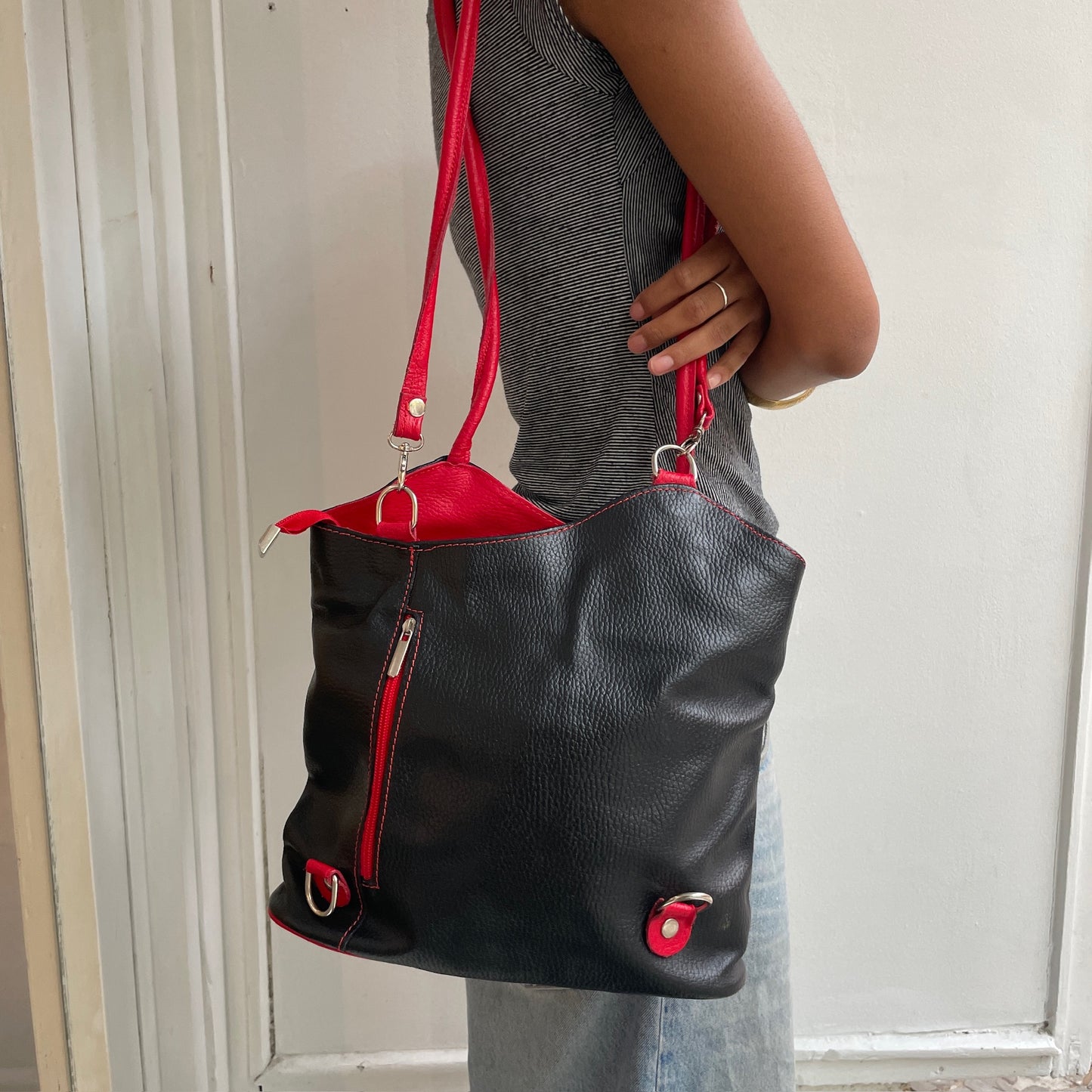 Schwarz-rote Tasche