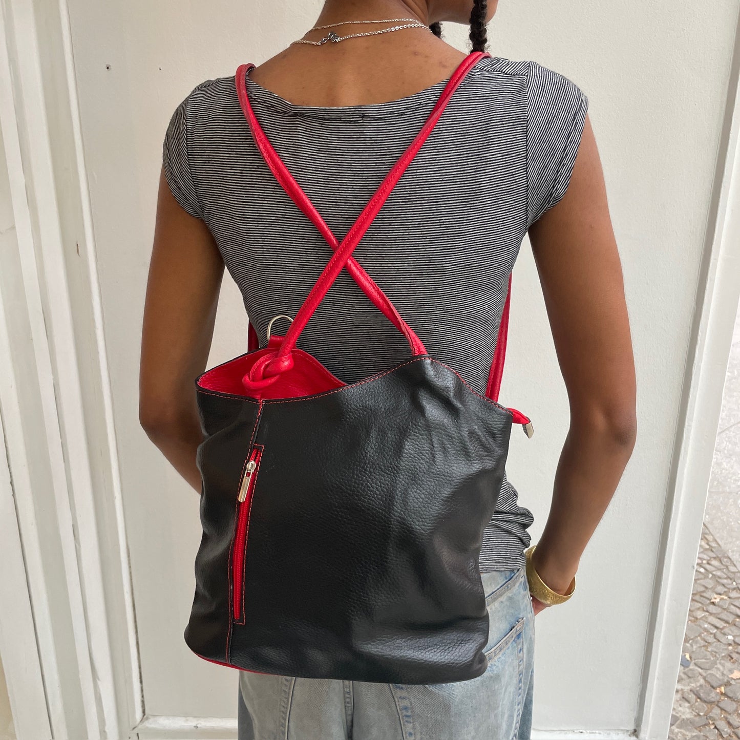 Schwarz-rote Tasche